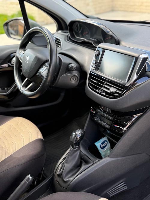 pežo volan i centralna konzola